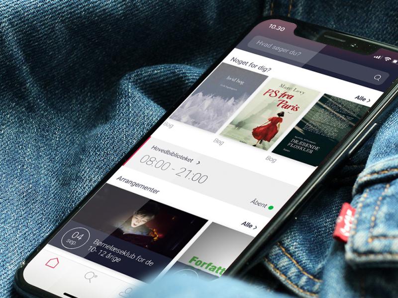 Billedet viser en mobiltelefon oven på en cowboyjakke