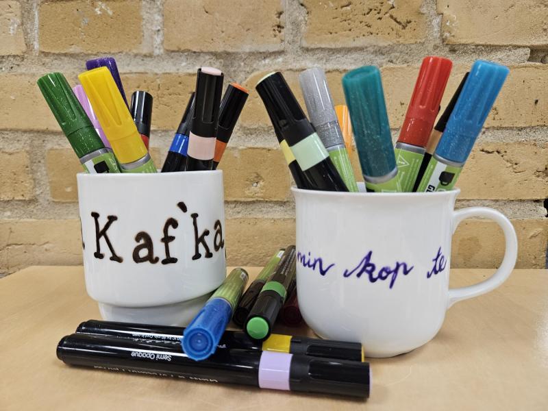 Billedet viser to kaffekopper fyldt med porcelænstuscher