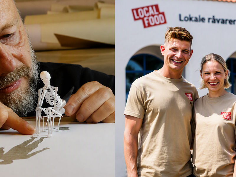 Billedet viser en mand, der holder et lille skelet, og et yngre par, der smiler mod kameraet
