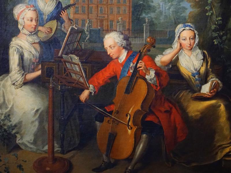 En rigtig charmør sidder og forfører 2 smukke kvinder med sin kontrabas