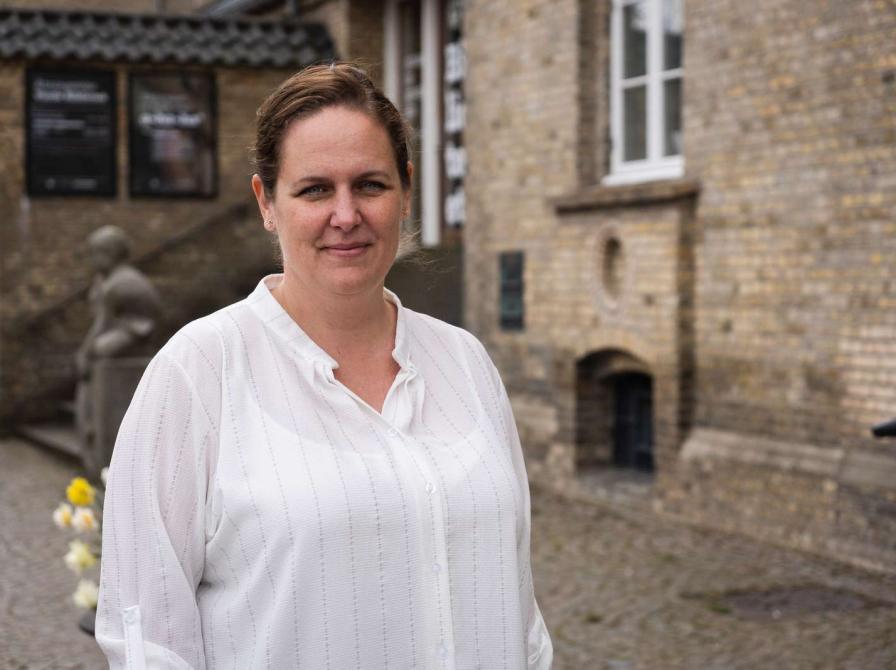 Billedet viser borgerrådgiver Yvonne Larsen foran Varde Bibliotek